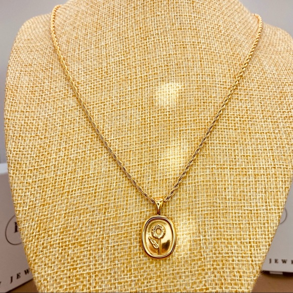 18K Yellow Gold Sunflower Frosted Coin Pendant Twisted Rope Necklace - Picture 10 of 16